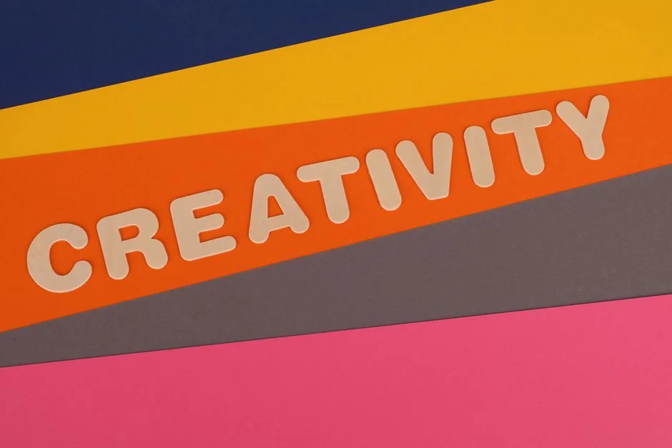 creative-03 Des blocs en bois disposés pour former Web Design. Idéal pour des thèmes créatifs et de contenu numérique.